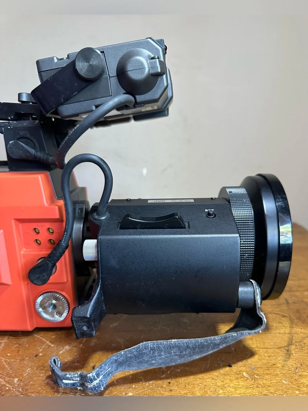 JVC Model KY-1900CH Portable Tree-Tube Professional Color Video Camera Camcorder